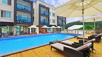 Una piscina al aire libre de temporada