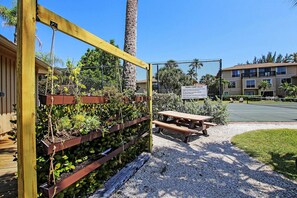 Outdoor dining - Blind Pass Condos at Bowman's Beach C110 on beautiful Sanibel Island (Sanibel)