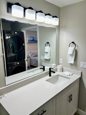 Combined shower/tub, hair dryer, towels