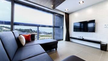 Royal Suite | Phòng khách | TV LCD 55-inch có truyền hình cáp, TV