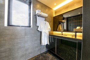 Royal Suite | Bagno | Set di cortesia gratuito, asciugacapelli, asciugamani, sapone