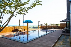 Seasonal outdoor pool - Ulsan Calmare Pension (Ulsan)