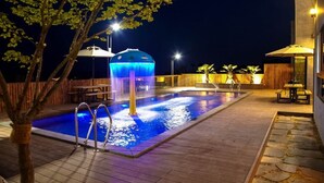 Outdoor pool - Ulsan Calmare Pension (Ulsan)