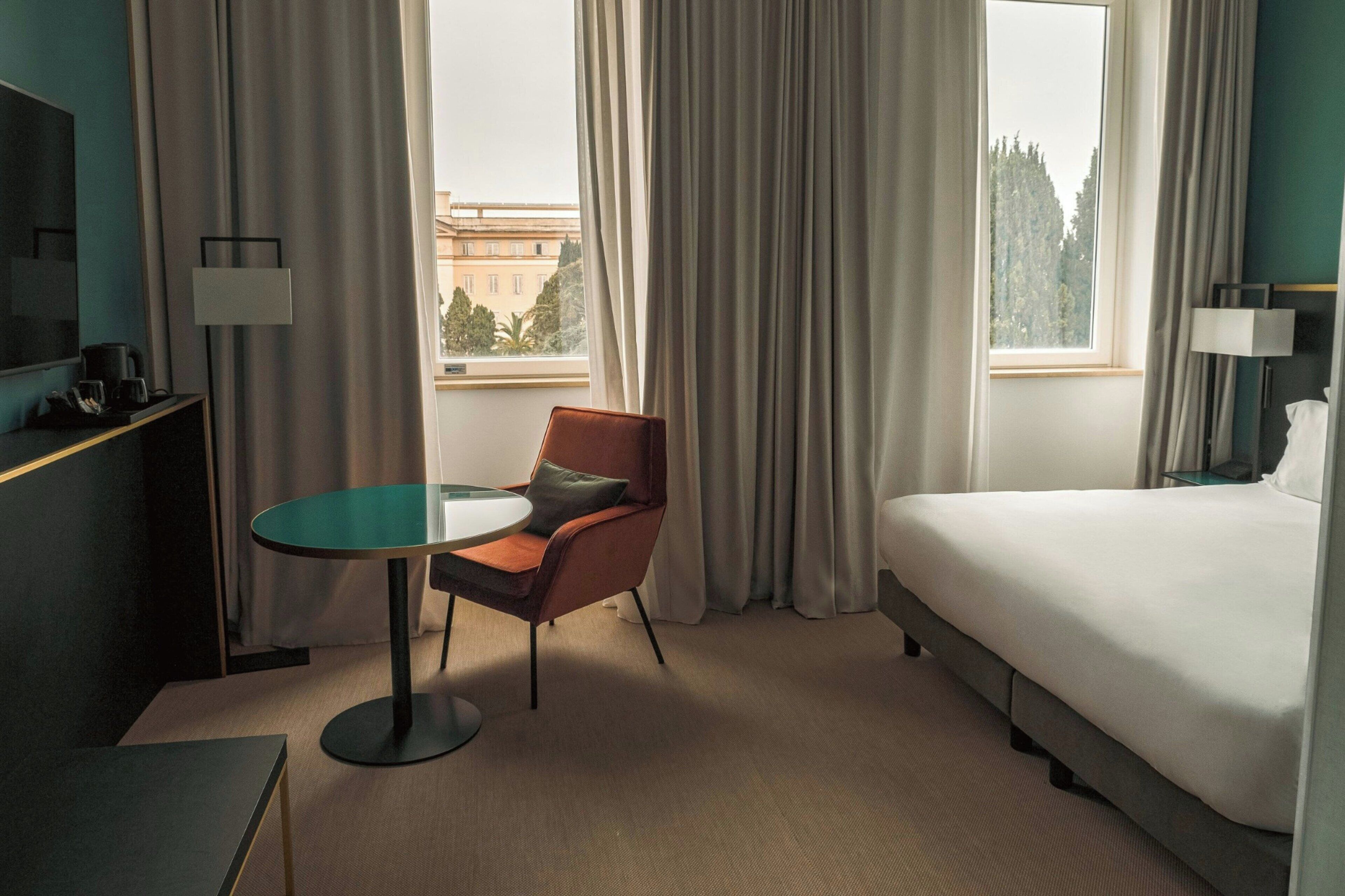 Room, 1 King Bed | Premium bedding, pillowtop beds, minibar, in-room safe