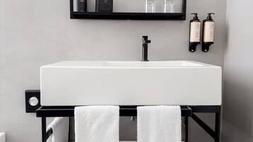 Junior Suite, 1 King Bed | Bathroom | Eco-friendly toiletries, bathrobes, slippers, bidet
