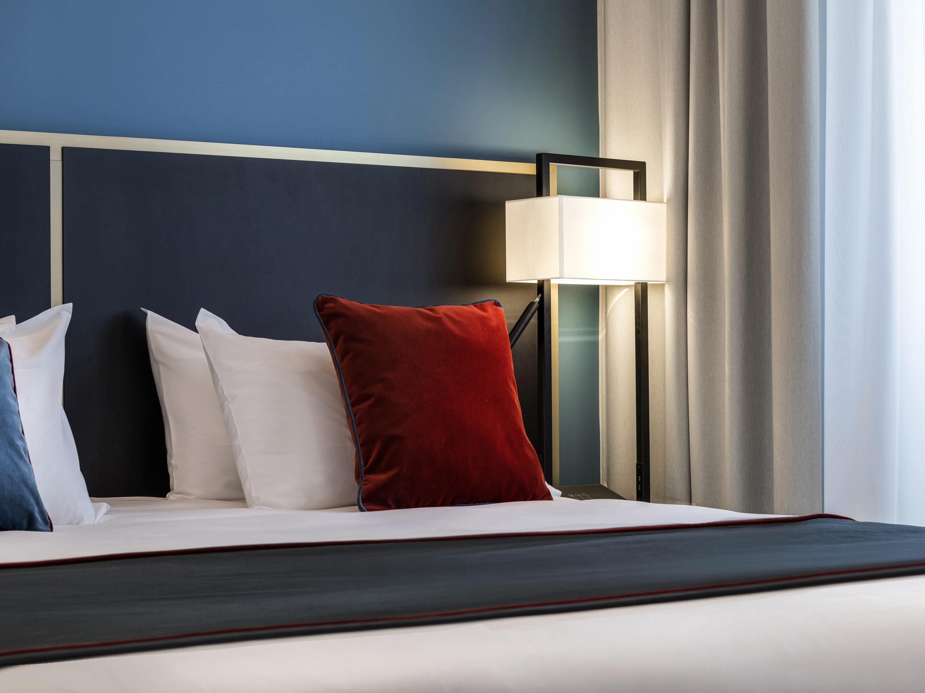 Rom – deluxe, 1 queensize-seng | Sengetøy av topp kvalitet, senger med overmadrass og minibar