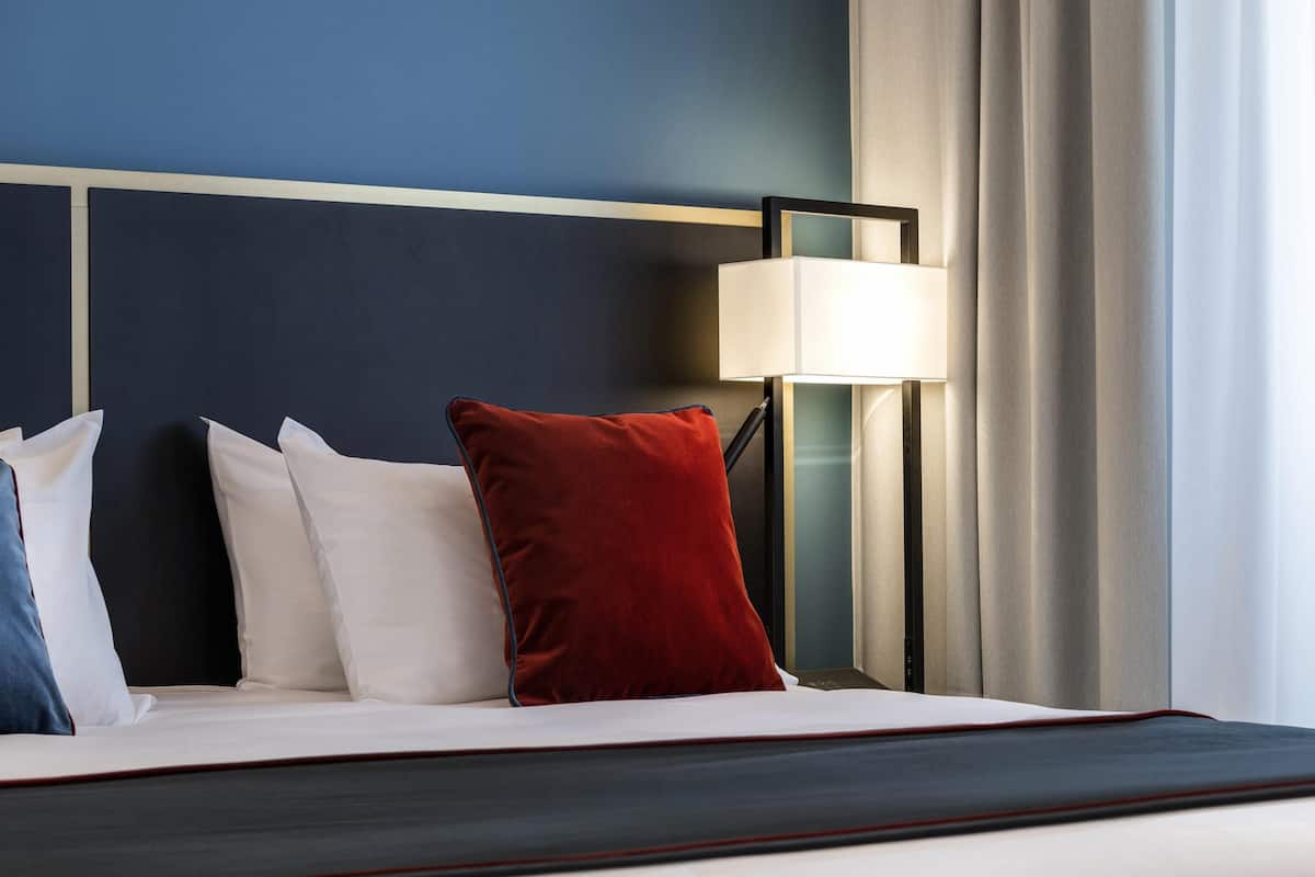 Rom – deluxe, 1 queensize-seng | Sengetøy av topp kvalitet, senger med overmadrass og minibar