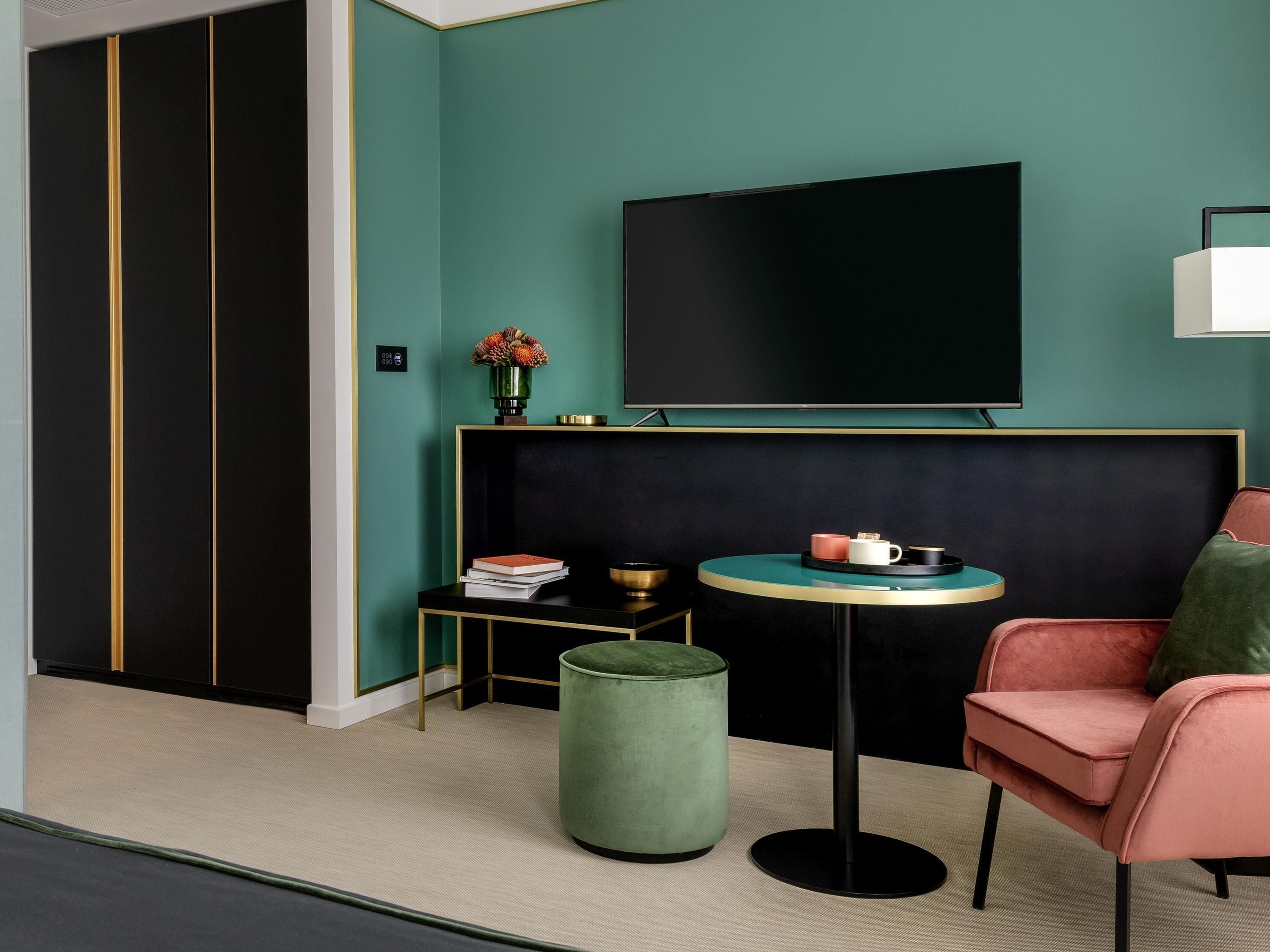 Ropa de cama de alta calidad, colchones con pillow-top y minibar 