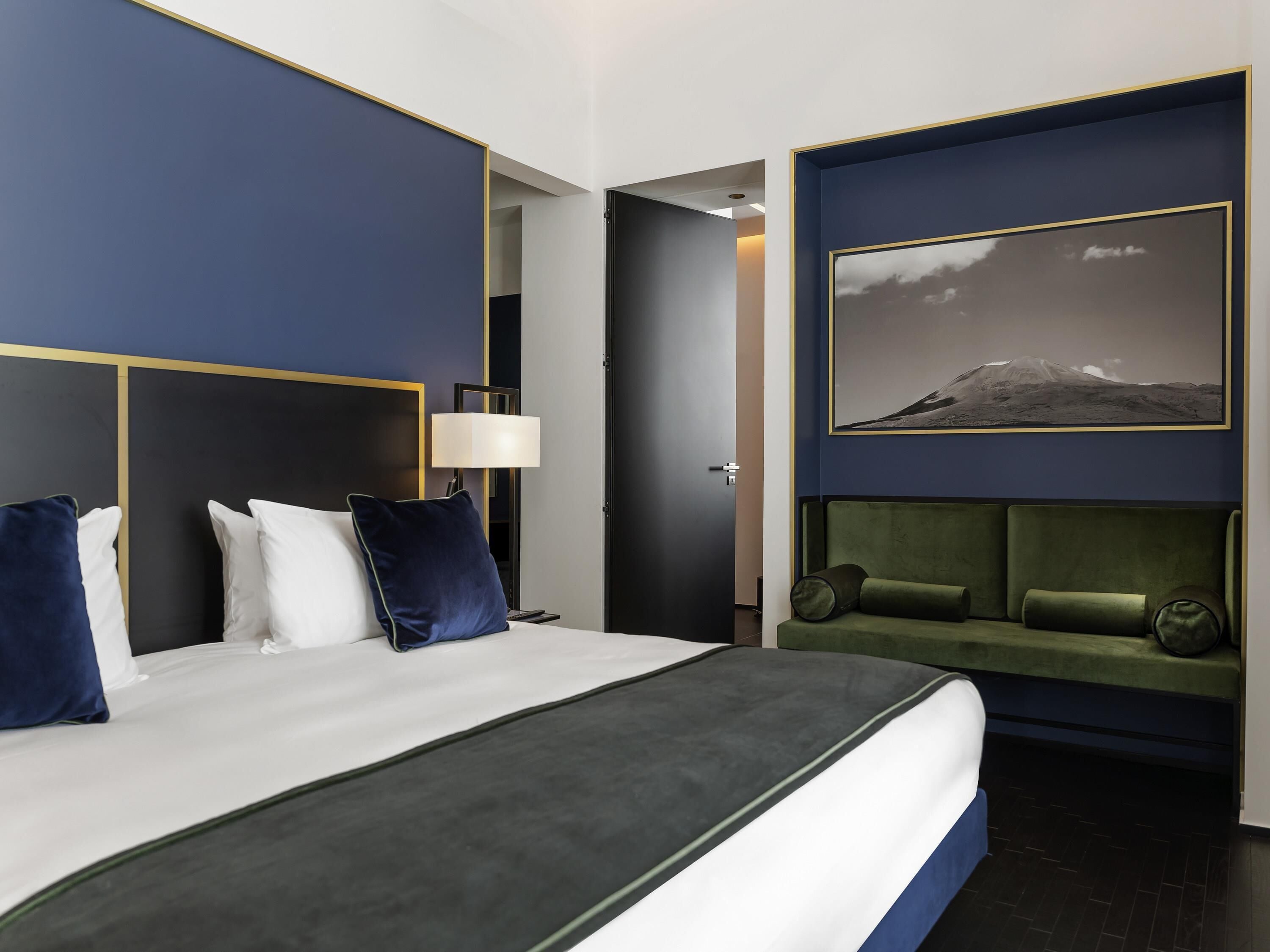 Ropa de cama de alta calidad, colchones con pillow-top y minibar 