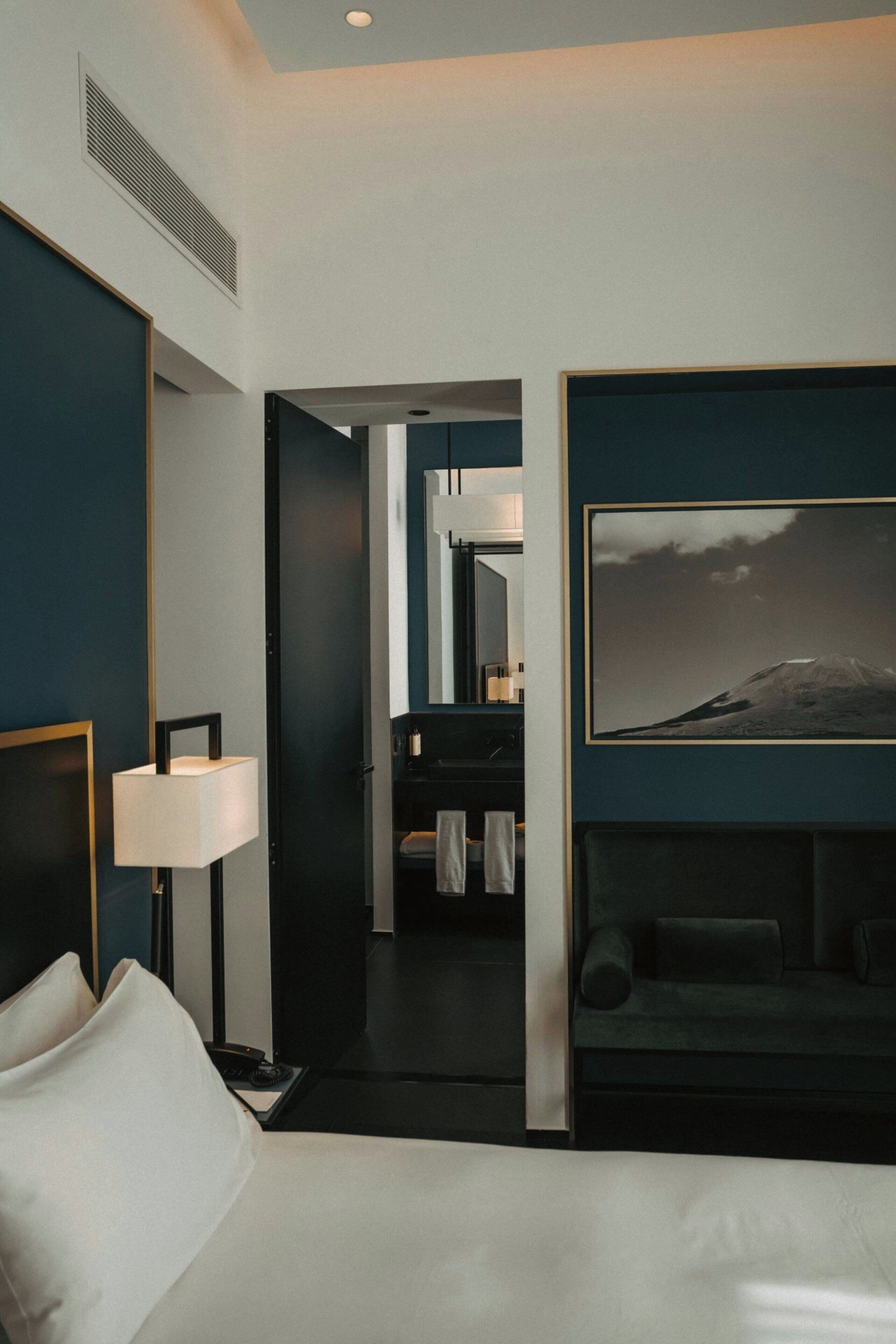 Ropa de cama de alta calidad, camas con pillow-top y minibar 