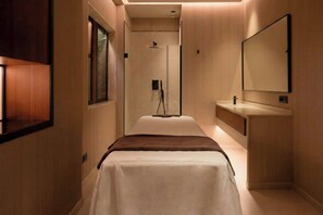 Couples treatment rooms, sauna, hot tub, steam room, body treatments