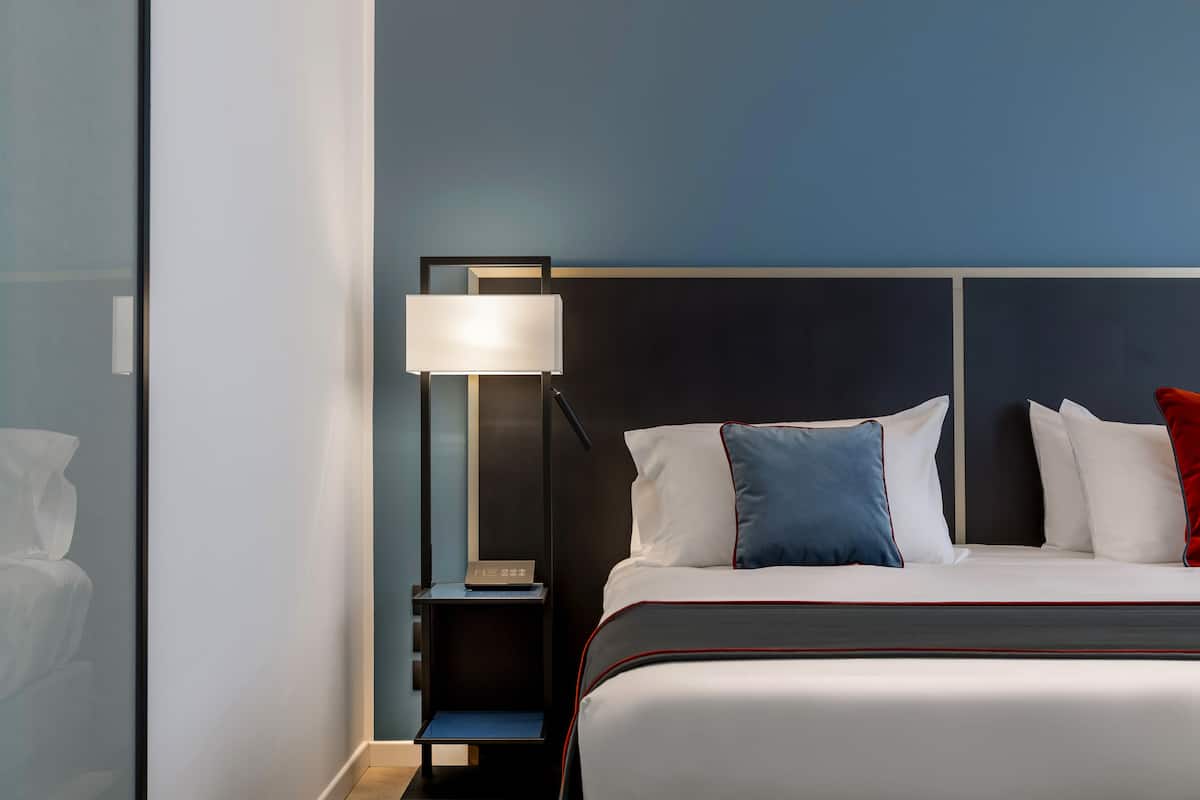 deluxe room, 1 queen bed | premium bedding, pillow-top beds, minibar, in-room safe