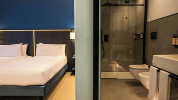 Room, 1 King Bed | Bathroom | Eco-friendly toiletries, bathrobes, slippers, bidet