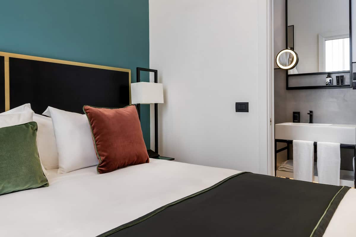 Superior Room, 1 King Bed | Premium bedding, pillowtop beds, minibar, in-room safe