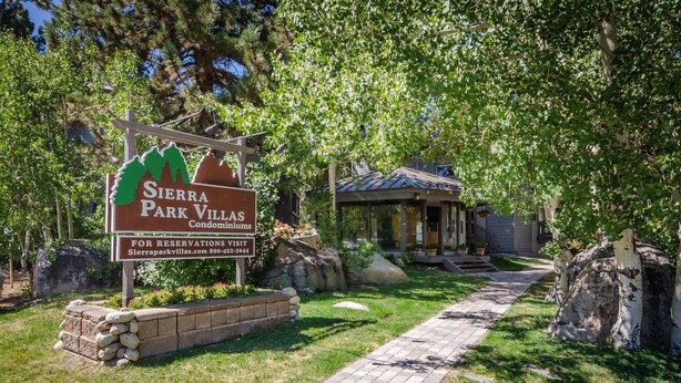 Ein Schild für Sierra Park Villas, ein Weg führt zu einem Gebäude.
