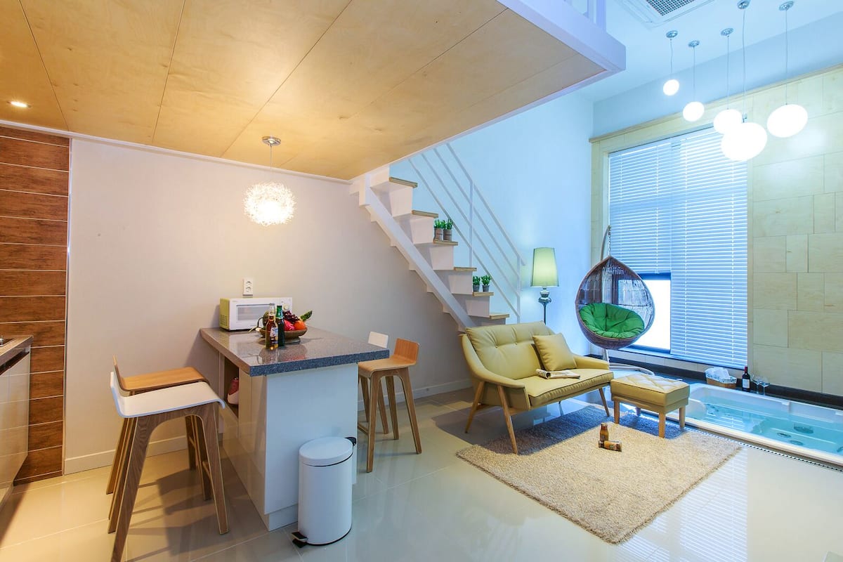 Appartement Duplex, bain à remous (202) | Coin séjour