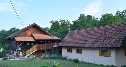 Kotoinen ilmapiiri, joka takaa hauskanpidon yhdessä koskemattoman luonnon kanssa.