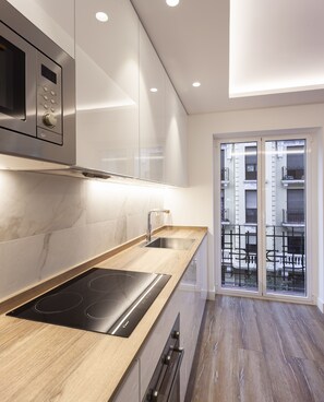 Fridge, microwave, oven, stovetop - LUXURY JORGE JUAN APARTMENT (Madrid)