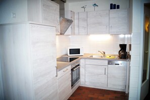 ثلاجة، ميكروويف، فرن، غسالة أطباق