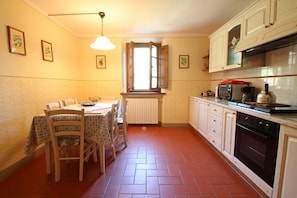 Réfrigérateur, plaque de cuisson, cafetière/bouilloire