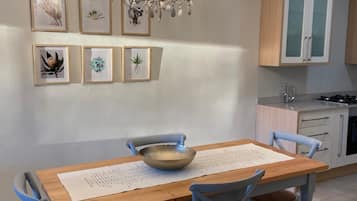 Een magnetron, een oven, een kookplaat, een koffiezetapparaat/waterkoker
