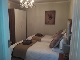 Escritorio, tabla de planchar con plancha, wifi gratis y ropa de cama 