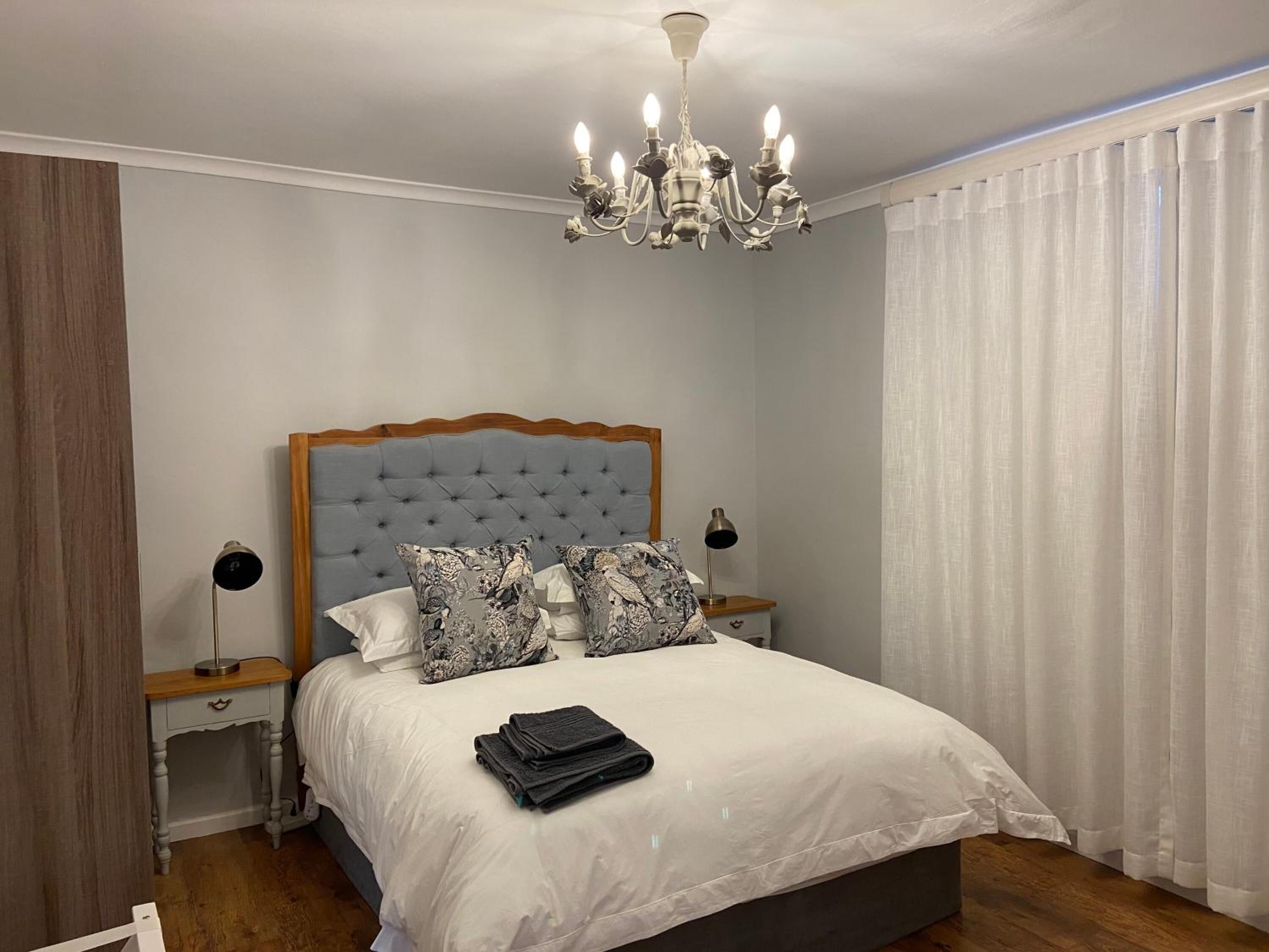 Meja kerja, setrika/meja setrika, Wi-Fi gratis, dan seprai linen