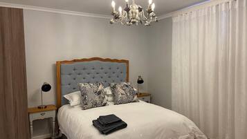 Meja kerja, setrika/meja setrika, Wi-Fi gratis, dan seprai linen