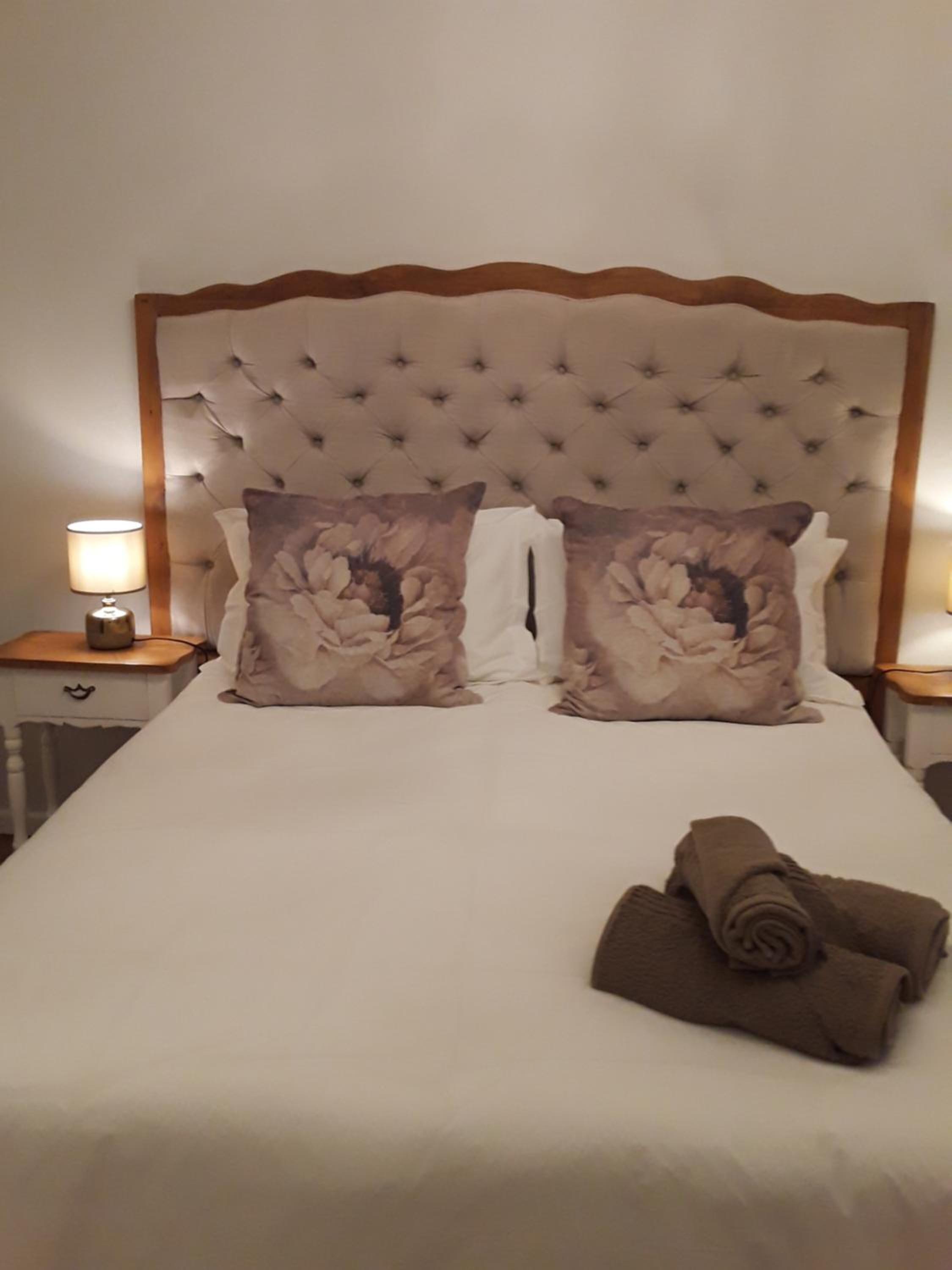 Escritorio, tabla de planchar con plancha, wifi gratis y ropa de cama 