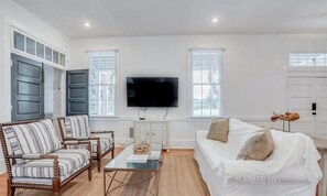 Téléviseur, jeux vidéo, table de baby-foot, table de ping-pong