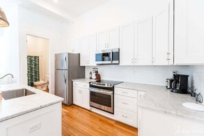 Refrigerador, microondas, horno y parrilla de estufa