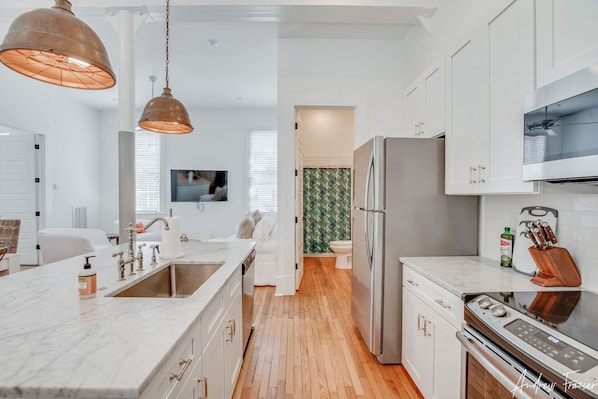 Refrigerador, microondas, horno y parrilla de estufa