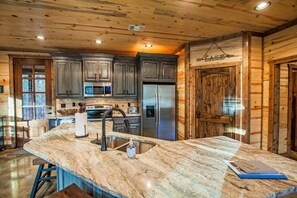 Ofen, Herdplatte, Geschirrspüler, Wasserkocher mit Kaffee-/Teezubehör