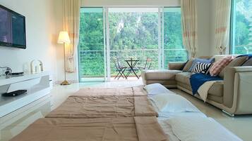 Apartamento família, 3 quartos (C-09-03) | Área de estar | TV de tela plana