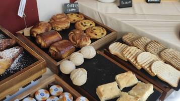 Eine Bäckereiaufstellung mit verschiedenen Backwaren wie Croissants, Brot und Gebäck.