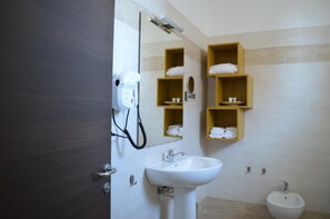 Shower, free toiletries, hair dryer, bidet - Palazzo Marignano Hotel (Melegnano)