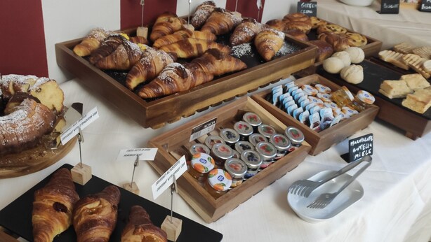 A variety of baked goods displayed on a table, including pastries and bread. - Palazzo Marignano Hotel (Melegnano)