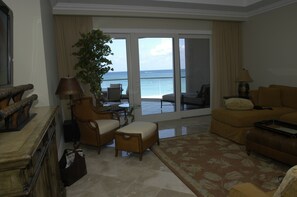 Televisión, reproductor de DVD, tenis de mesa y biblioteca musical 