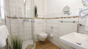 Comfort-Doppelzimmer | Badezimmer | Dusche, Regendusche, Handtücher
