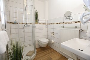 Quarto casal conforto | Banheiro | Chuveiro, chuveiro com efeito de chuva, toalhas de banho