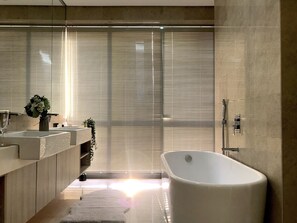 Basic-Apartment, 3 Schlafzimmer (B-12-13) | Badezimmer | Dusche, kostenlose Toilettenartikel, Haartrockner, Bidet