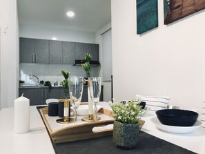 Lägenhet Basic - 3 sovrum | Eget kök | Stort kylskåp, spishäll och grytor/köksredskap