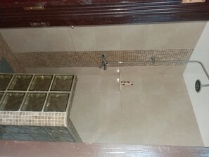Douche, bidet, serviettes fournies