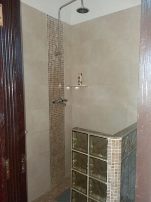 Douche, bidet, serviettes fournies