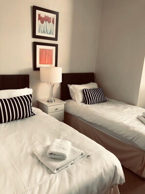 Appartement Ville, 2 chambres | 2 chambres, bureau, rideaux d’obscurcissement, fer et planche à repasser