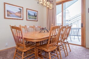 Huoneisto, 3 makuuhuonetta (Snowcreek #856 Phase V) | Ruokailu