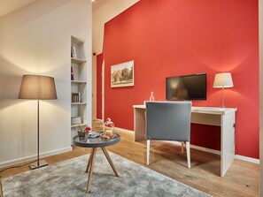 Basic Suite (Studio) | Living area