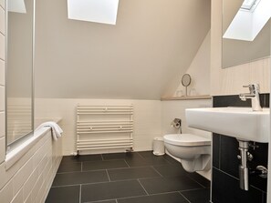 Basic-suite (Studio) | Badeværelse | Gratis toiletartikler, hårtørrer, håndklæder