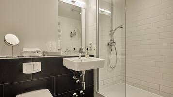 Double Room | Bathroom | Free toiletries, hair dryer, towels