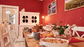 Tägliches inbegriffenes kontinentales Frühstück